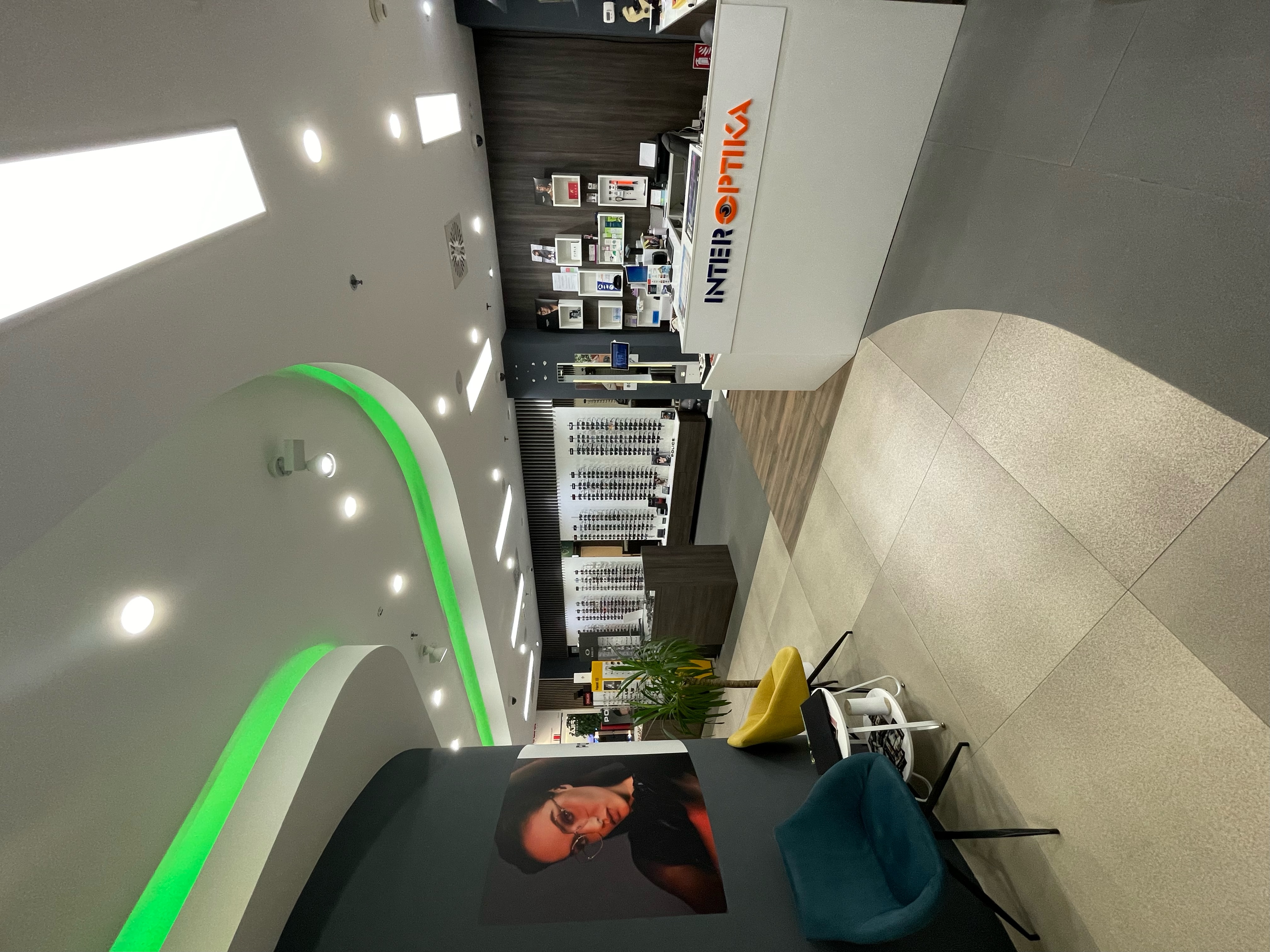 Optičar pregledava klijenta